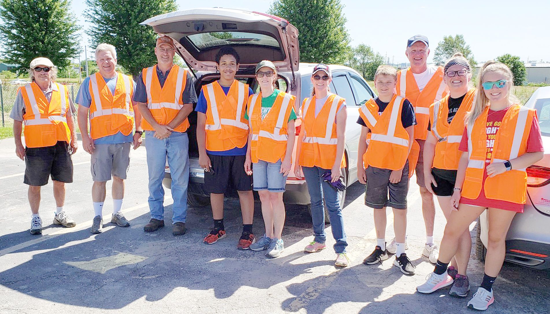 Host Lions ‘Road Warriors’ tackle trash on U.S. Highway 71